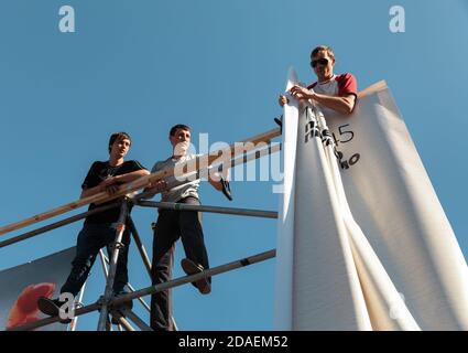 KIEW, UKRAINE - 04. Mai 2017: Arbeiter bereitet Plakat für die Installation neuer Werbung auf dem Unabhängigkeitsplatz in Kiew Stockfoto