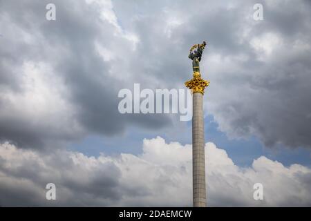 KIEW, UKRAINE - 08. Mai 2017: Unabhängigkeitsdenkmal ist eine Siegessäule auf Maidan Nezalezhnosti (Unabhängigkeitsplatz) in Kiew und ist commemora Stockfoto