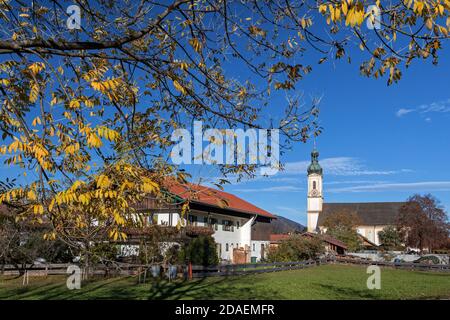 Geographie / Reisen, Deutschland, Bayern, Lenggries, Pfarrkirche St. Jakob im Herbst, Lenggries, Upp, Additional-Rights-Clearance-Info-Not-available Stockfoto