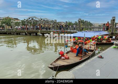 Bunte Boote auf dem Thu Bon River mit der CAU an Hoi Brücke im Hintergrund, Hoi an, Vietnam, Asien Stockfoto