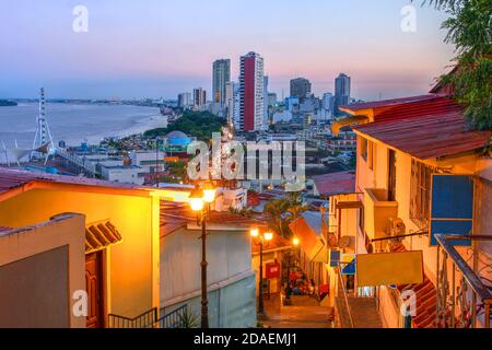 Skyline von Guayaquil bei Sonnenuntergang vom Cerro de Santa Ana (St. Ana Hill) entlang der Malecon 2000. Stockfoto