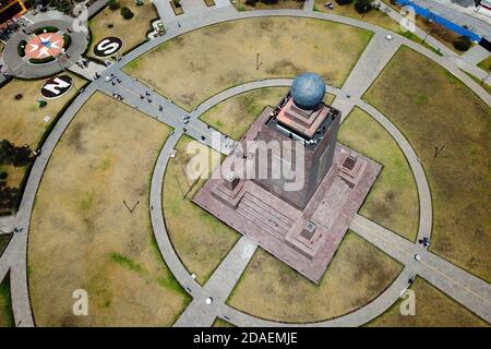 Luftaufnahme des Äquatordenkmals, Ciudad Mitad del Mundo in der Nähe von Quito, Ecuador, die die Äquatorlinie markiert und die Nord- und Südhemispe teilt Stockfoto