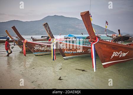 Koh Lipee, Thailand, Februar 2009. Schnellboote am Strand im Tarutao National Marine Park. Stockfoto