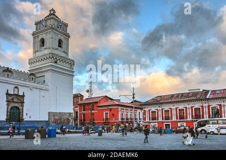 Basilika unserer Lieben Frau von Merced (Basilica de Nuestra Señora de la Merced) in Quito, Ecuador auf einer schönen Abendwolkenlandschaft Kulisse. Stockfoto