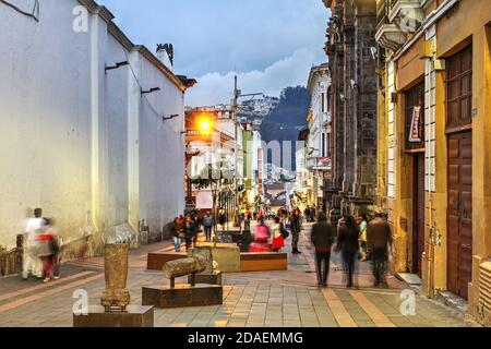 Abendliche Straßenszene entlang der Calle Sucre, einer der zahlreichen Straßen im historischen Zentrum von Quito, Ecuador, eine der am besten erhaltenen in Südamerika Stockfoto