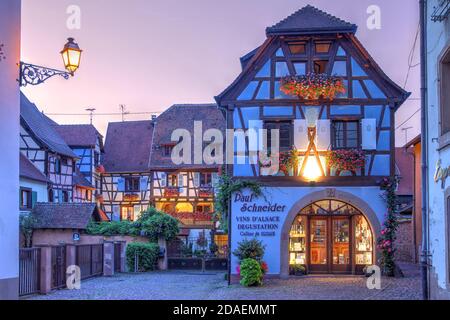 Eguisheim, Frankreich - 10. August 2020 - Nachtszene in den charmanten Straßen von Eguisheim, einem typischen Dorf in der elsässischen Weinregion von Frankreich, featuri Stockfoto