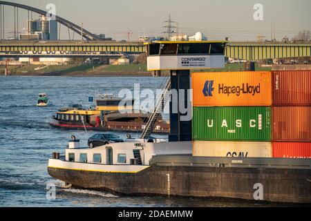 Frachtschiff auf dem Rhein bei Düsseldorf, Josef-Karginal-Frings-Brücke, Bundesstraße B1, Blockheizkraftwerk Lausward, Düsseldorf, NRW, Ge Stockfoto