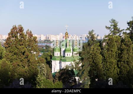 Kiewer Landschaften. Frühlingsansicht des Vydubychi-Klosters und des Flusses Dnipro mit rosa und weißen Fliederblüten im botanischen Garten in Kiew-Stadt, Ukraine Stockfoto