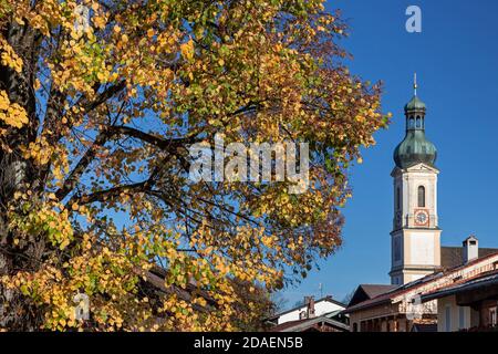 Geographie / Reisen, Deutschland, Bayern, Lenggries, Pfarrkirche St. Jakob im Herbst, Lenggries, Upp, Additional-Rights-Clearance-Info-Not-available Stockfoto