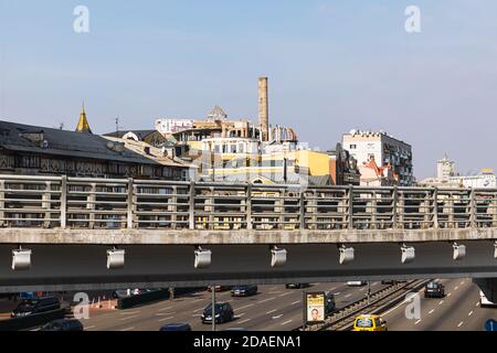 KIEW, UKRAINE - 28. September 2019: Straßen und Gebäude des alten Kiew. Außenansicht von alten Wohngebäuden im historischen Stadtteil Podil (Podol), Stockfoto