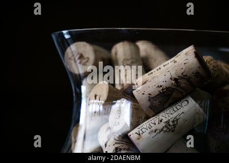 Hölzerne Weinkorken in einem Glasbehälter Stockfoto