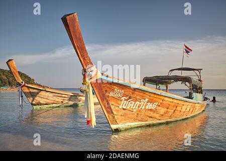 Koh Lipee, Thailand, Februar 2009. Schnellboote am Strand im Tarutao National Marine Park. Stockfoto