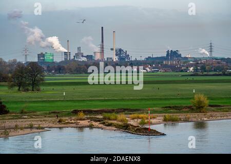 Landschaft, bei Duisburg-Mündelheim, hinter dem HKM-Stahlwerk und Kokerei in Duisburg-Hüttenheim, im Herbst Rhein, NRW, Deutschland Stockfoto