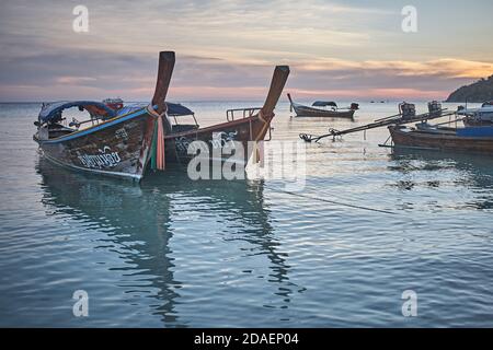 Koh Lipee, Thailand, Februar 2009. Schnellboote am Strand im Tarutao National Marine Park bei Sonnenuntergang. Stockfoto