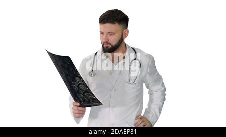 Arzt aus dem Nahen Osten, der auf CT-Scan schaut Auf Weiß Stockfoto