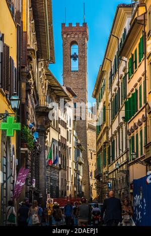 Toller Blick auf die Via del Proconsolo, eine Straße in Florenz zwischen Piazza del Duomo und Piazza San Firenze. Im Hintergrund ist der Turm der... Stockfoto