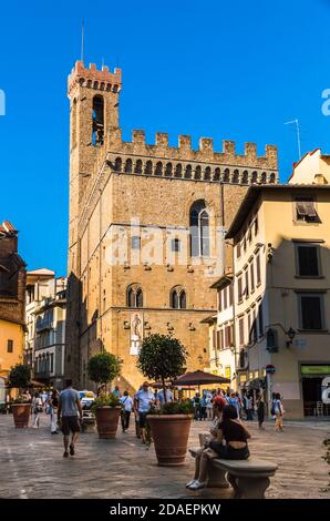 Schöner Blick auf das berühmte Museo Nazionale del Bargello und vor der beliebten Piazza San Firenze in Florenz, Toskana, Italien. Die Leute gehen... Stockfoto