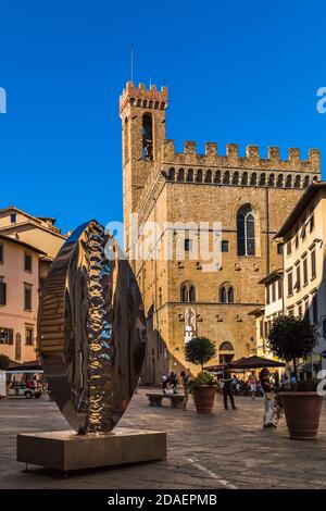 Wunderschöne Aussicht auf die monumentale moderne Kunstskulptur Giotto's 'O' des Künstlers Helidon Xhixha auf dem Platz Piazza San Firenze in Italien mit dem... Stockfoto