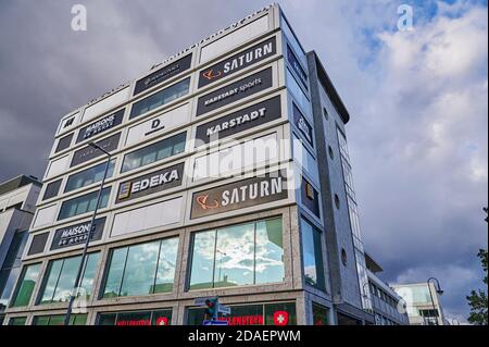 Berlin, Deutschland - 5. Oktober 2019: Werbefläche mit verschiedenen Firmennamen und Logos an der Fassade eines Berliner Einkaufszentrums. Stockfoto