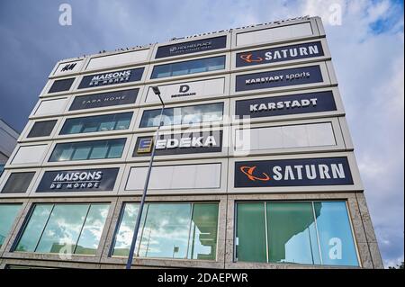 Berlin, Deutschland - 5. Oktober 2019: Werbefläche mit verschiedenen Firmennamen und Logos an der Fassade eines Berliner Einkaufszentrums. Stockfoto