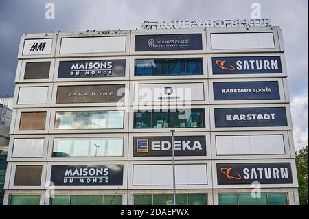 Berlin, Deutschland - 5. Oktober 2019: Werbefläche mit verschiedenen Firmennamen und Logos an der Fassade eines Berliner Einkaufszentrums. Stockfoto