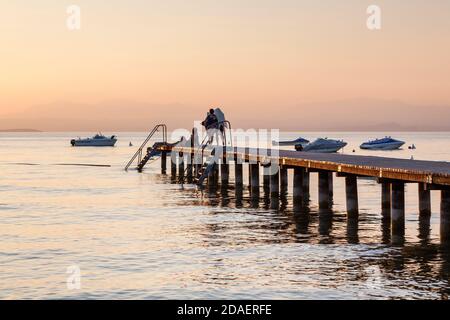 Geographie / Reisen, Italien, Venetien, Pacengo, Gardasee, Fußgängerbrücke am Gardasee, Lazise, Venetien, Additional-Rights-Clearance-Info-not-available Stockfoto