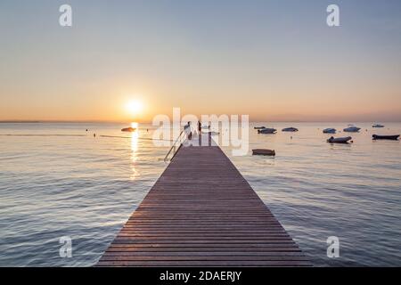 Geographie / Reisen, Italien, Venetien, Pacengo, Gardasee, Fußgängerbrücke am Gardasee, Lazise, Venetien, Additional-Rights-Clearance-Info-not-available Stockfoto