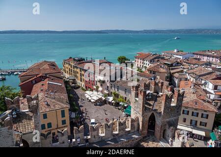 Geographie/Reisen, Italien, Lombardei, Sirmione, Gardasee, Blick vom Castello Scaligero über den See, Additional-Rights-Clearance-Info-not-available Stockfoto