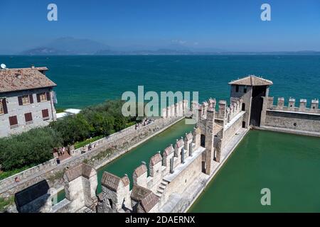 Geographie / Reisen, Italien, Lombardei, Sirmione, Gardasee, Castello Scaligero in Sirmione, Additional-Rights-Clearance-Info-not-available Stockfoto