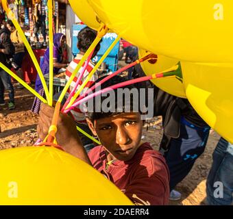 Ein kleiner armer Junge verkauft die Ballone beim pushkar Festival Stockfoto