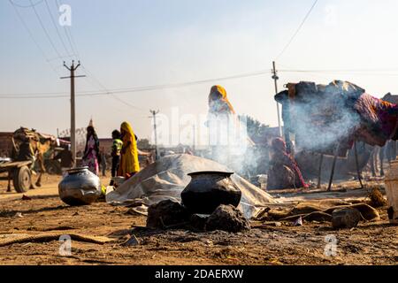 Essen wird in irdenen Chulhas auf pushkar Kamel Festival. Stockfoto