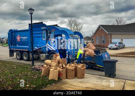 Shiloh, IL – Nov 10, 2020; Republic Services Müllwagen und Fahrer, die kompostierbare Gartenabfälle in Rasen- und Laubtüten in Wohngebieten aufnehmen Stockfoto