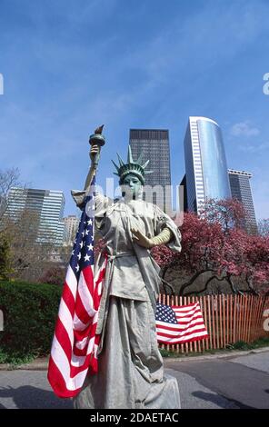 New York, USA-JULY 19,2018: Eine lebende Freiheitsstatue stellt sich für Fotos (und Tipps) im Battery Park Stockfoto