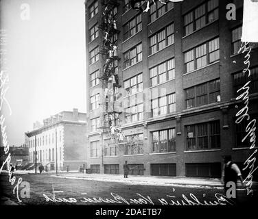 Feuerübung, mit Menschen auf der Flucht, am Kiper Gebäude, in der West Van Buren Street und South Sangamon Street, Chicago, Illinois. Stockfoto