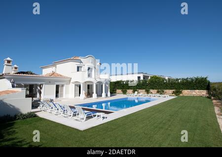 Außen von Luxus-Villa mit blauem Himmel und schön Swimmingpool