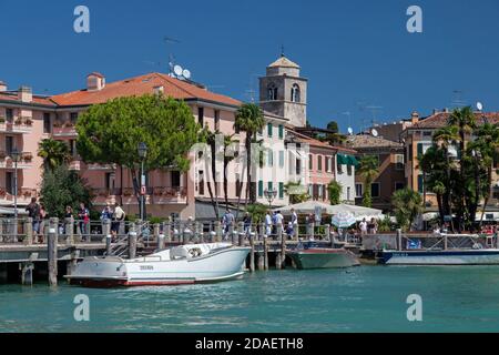 Geographie / Reisen, Italien, Lombardei, Sirmione, Gardasee, Altstadt Sirmione am Gardasee, Additional-Rights-Clearance-Info-not-available Stockfoto