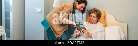 Ärztin zeigt Ergebnisse eines medizinischen Tests auf dem Tablet Stockfoto