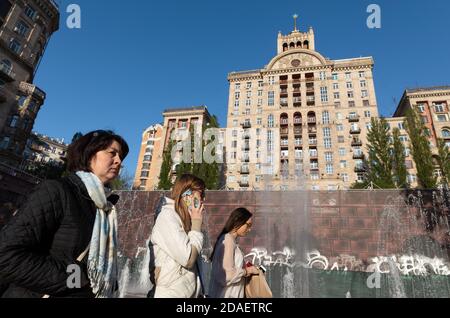 Kiew, Ukraine - Mai. 05, 2017: Kiewer Straßenszene. Bewohner und Gäste von Kiew zu Fuß und entspannen auf der Hauptstraße der Hauptstadt der Ukraine Chreschtschaty Stockfoto