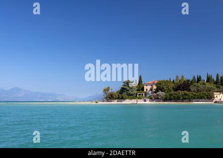 Geographie / Reisen, Italien, Lombardei, Sirmione, Gardasee, Villa Richtung des Kaps Sirmione vom, Additional-Rights-Clearance-Info-not-available Stockfoto