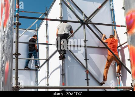 KIEW, UKRAINE - 05. Mai 2017: Arbeiter bereitet Plakat für die Installation neuer Werbung auf dem Unabhängigkeitsplatz in Kiew Stockfoto