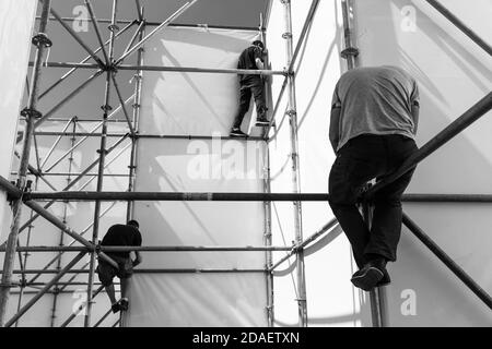 KIEW, UKRAINE - 05. Mai 2017: Arbeiter bereitet Plakat für die Installation neuer Werbung auf dem Unabhängigkeitsplatz in Kiew. Stockfoto