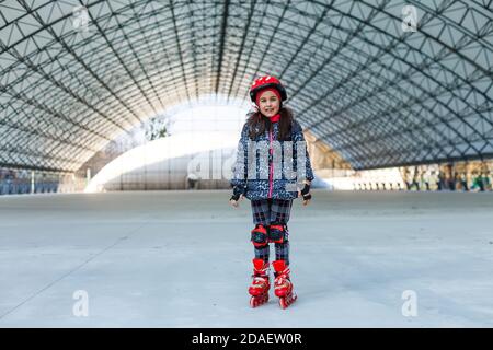 Kleines Mädchen Rollerblading auf Rollbahn Stockfoto