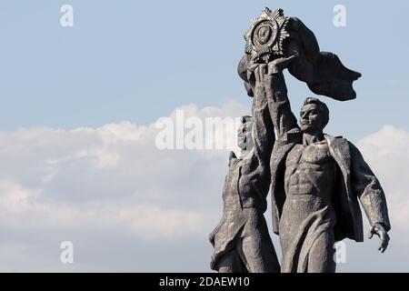 KIEW, UKRAINE - 05. Mai 2017: Sowjetisches Denkmal der russisch-ukrainischen Freundschaft unter dem Bogen der Volksfreundschaft Stockfoto