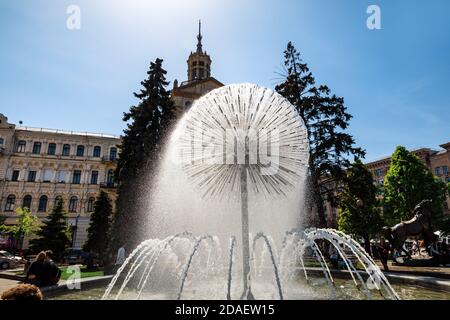 KIEW, UKRAINE - 05. Mai 2017: Brunnen auf dem Unabhängigkeitsplatz in Kiew. Löwenzahn bilden Park Wasserbrunnen gegen blauen Himmel Stockfoto