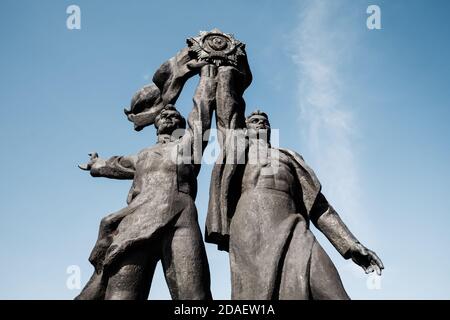 KIEW, UKRAINE - 05. Mai 2017: Sowjetisches Denkmal der russisch-ukrainischen Freundschaft unter dem Bogen der Volksfreundschaft Stockfoto