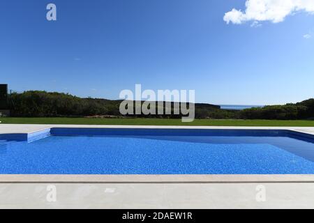 Teil eines großen Luxus-Swimmingpool im Garten Eines privaten Hauses mit Blick auf den Nationalpark Stockfoto