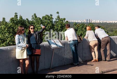 KIEW, UKRAINE - 05. Mai 2017: Menschen entspannen sich und fotografieren auf der Aussichtsplattform in Kiew. Blick von der Beobachtungsplattform Freundschaft der Völker Stockfoto