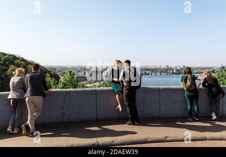 KIEW, UKRAINE - 05. Mai 2017: Menschen entspannen sich und fotografieren auf der Aussichtsplattform in Kiew. Blick von der Beobachtungsplattform Freundschaft der Völker Stockfoto