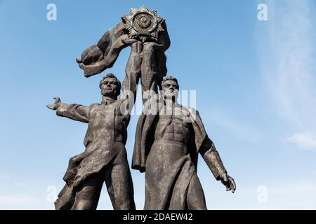 KIEW, UKRAINE - 05. Mai 2017: Sowjetisches Denkmal der russisch-ukrainischen Freundschaft unter dem Bogen der Volksfreundschaft Stockfoto