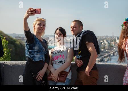 KIEW, UKRAINE - 05. Mai 2017: Menschen entspannen sich und fotografieren auf der Aussichtsplattform in Kiew. Blick von der Beobachtungsplattform Freundschaft der Völker Stockfoto